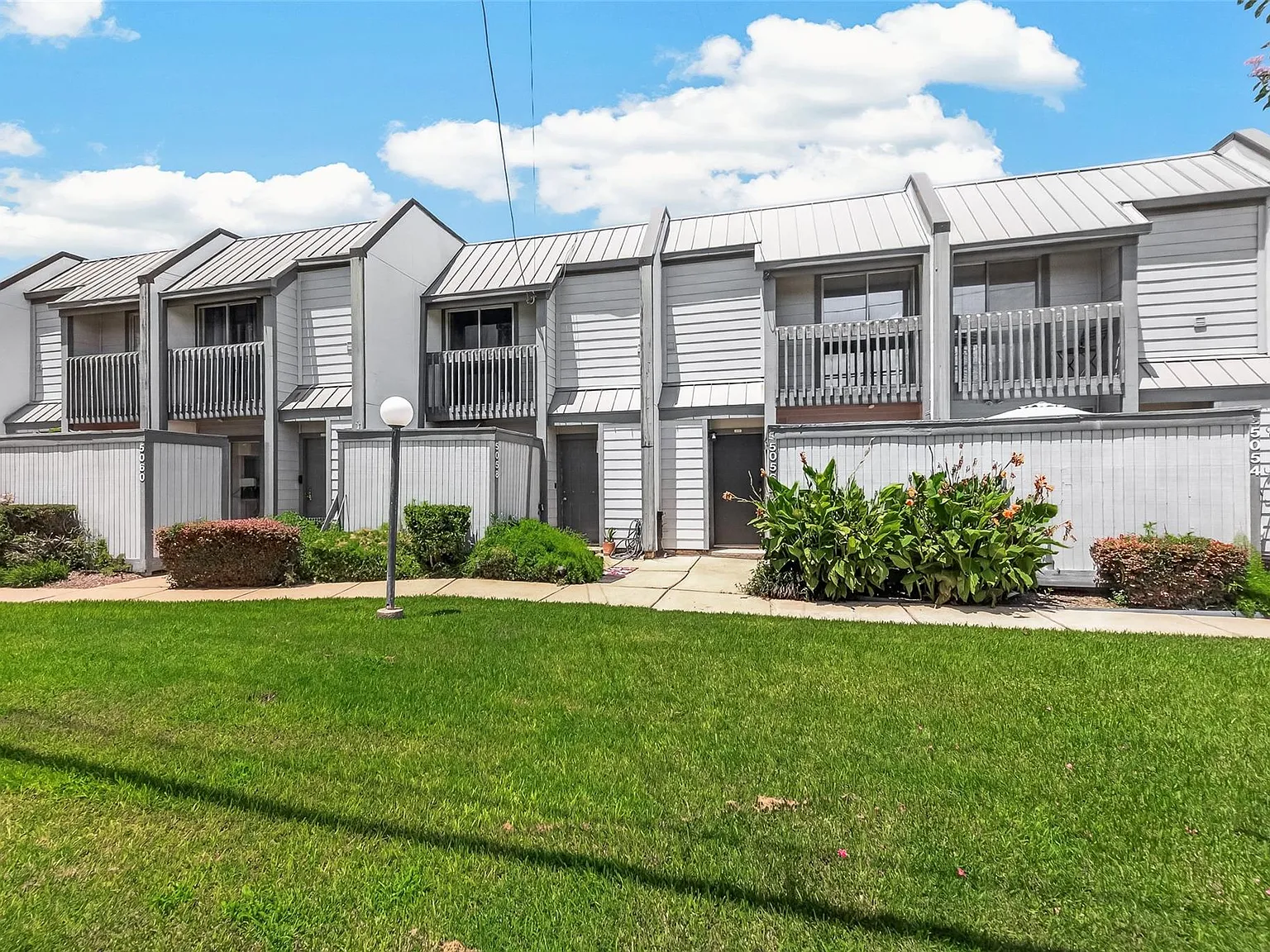 2 bed, 1.5 bath, 1050 sqft, $1,850 — Photo 3