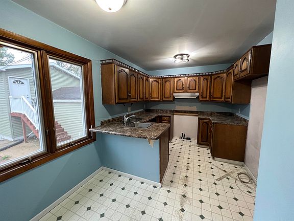 5th image of 823 1st Ave NE