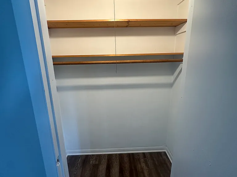 Great Oconomowoc 2 bedroom Upper Unit Next to Downtown Oconomowoc — Photo 9
