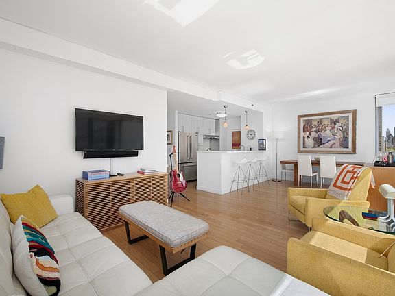 3rd image of 225 W 60th St APT 12F