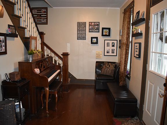 Entry way/ foyer