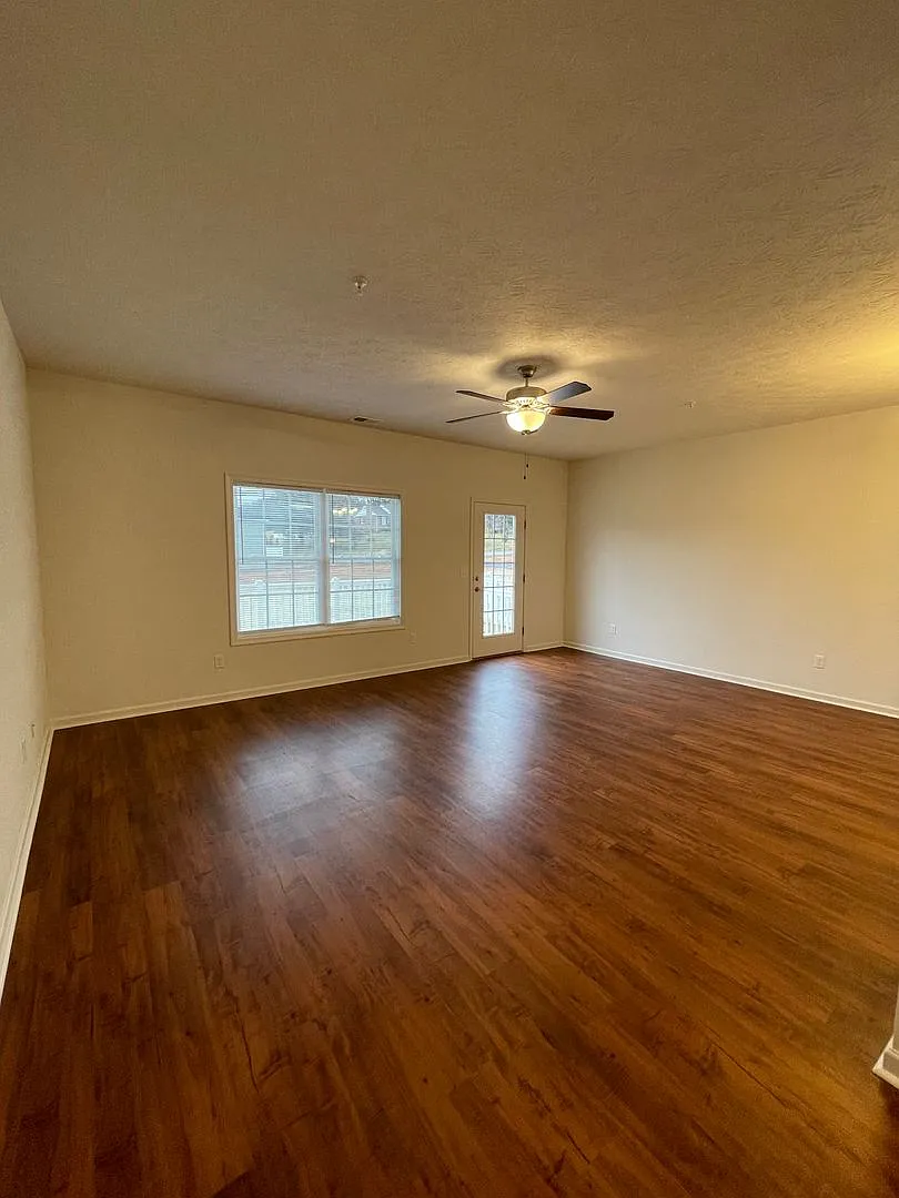 Two Master Suite Apartment Townhouse — Photo 2