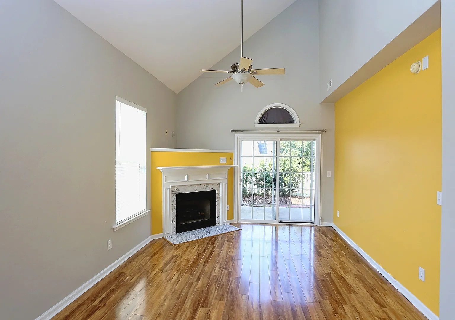 3 Bedroom, 2 Bath End Unit with Fresh Carpet and Paint in Auburn Square! — Photo 3