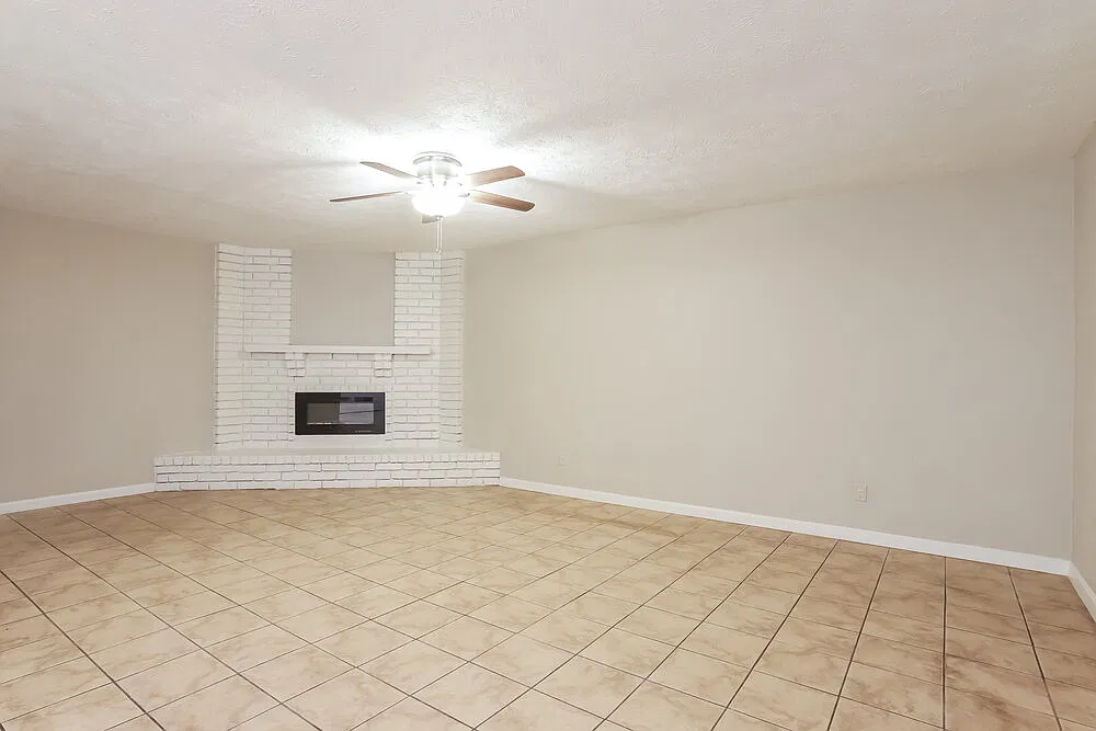 3 bed, 2.0 bath, 1305 sqft, $1,655 — Photo 3