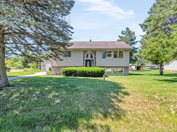 143 N Grand Pointe Dr, Brooklyn, MI 49230