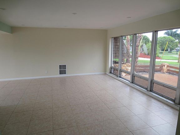 5th image of 705 Heron Dr