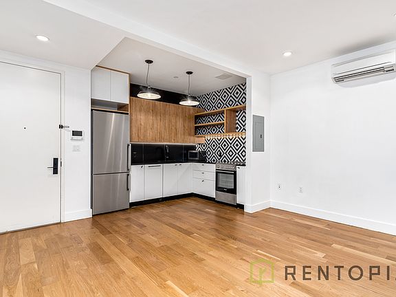 3rd image of 961 Willoughby Ave #441