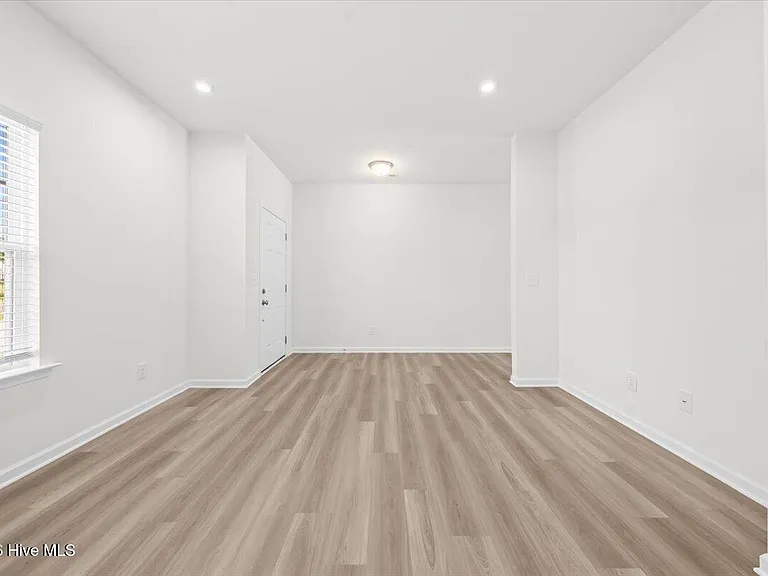 423 Bassett Ln — Photo 5