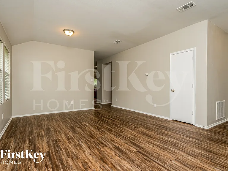 3908 Windy Point Dr — Photo 14