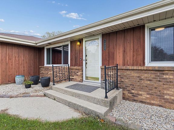 5th image of 1002 Somerset Dr