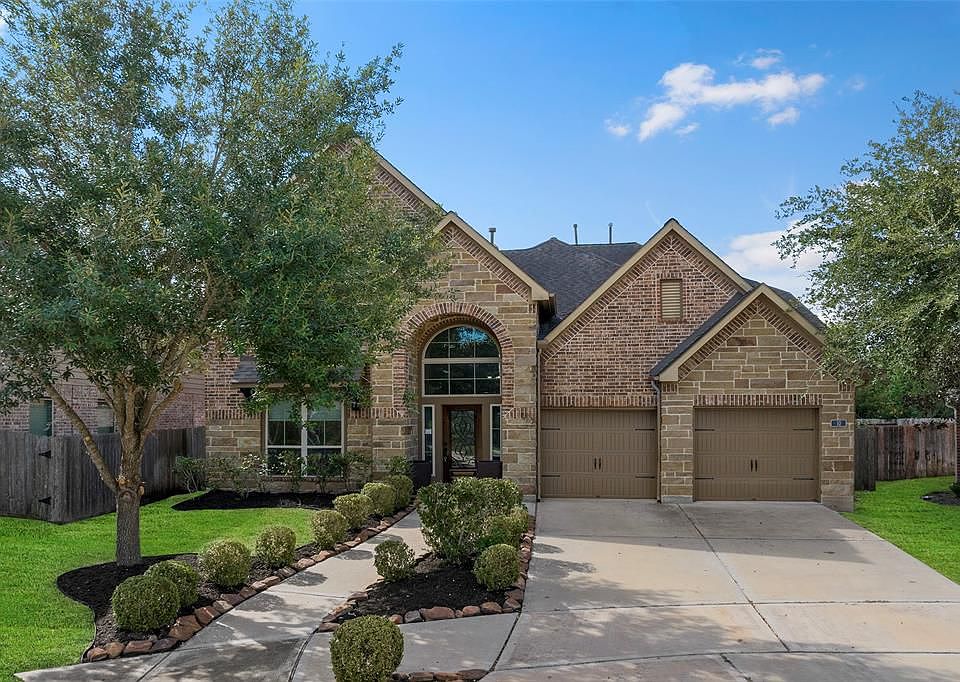 1st image of 10 Bear Grove Dr