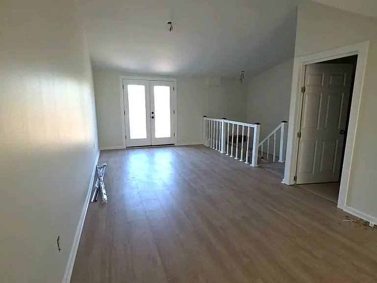 407 E Carson St — Photo 16