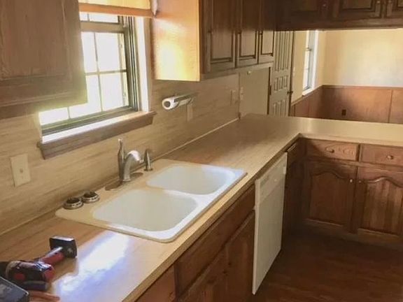 3rd image of 13521 S Lewis Ave #13521
