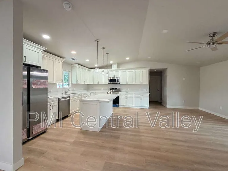 1710 Waverly Dr — Photo 6