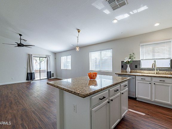 5th image of 278 W Hawthorne Drive