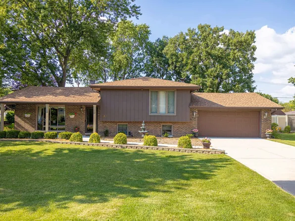 302 Birch Dr, Shorewood, IL 60404