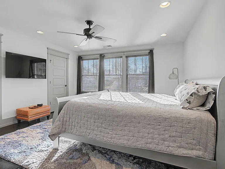 2206B White Ave — Photo 17