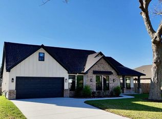 443 Wellshire Dr, West Columbia, TX 77486