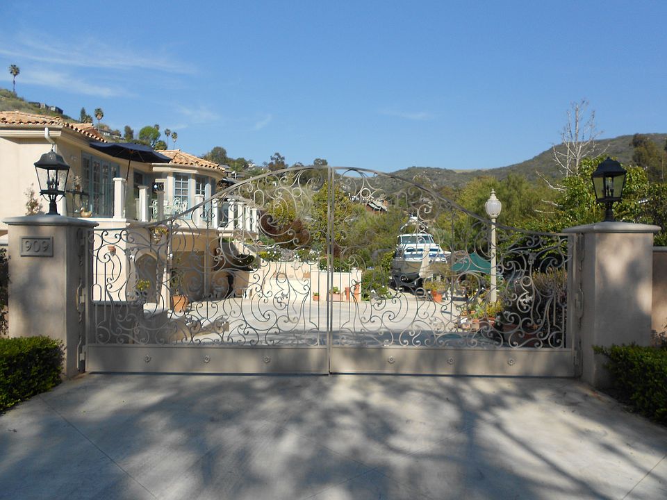 2nd image of 909 Oriole Dr