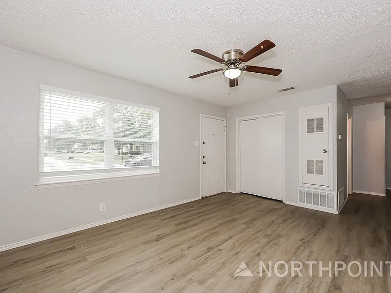 1238 Narcissus Ln — Photo 3