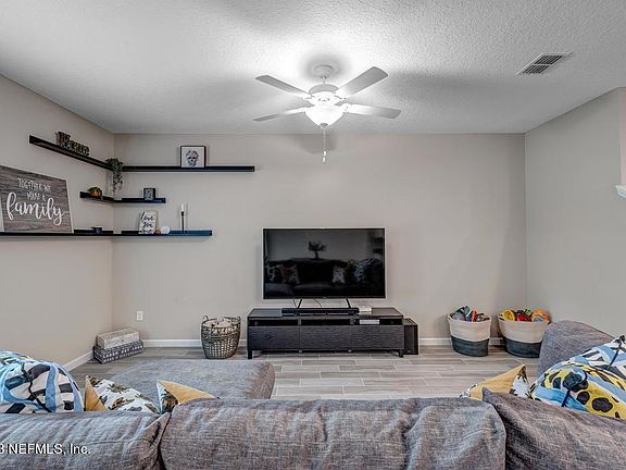 3rd image of 10372 ALDER CREEK Lane
