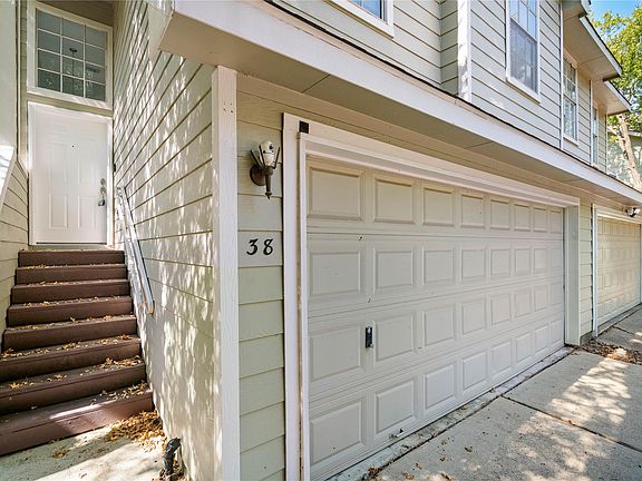 2nd image of 38 N Walden Elms Cir