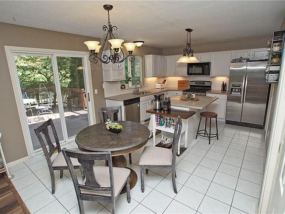 2nd image of 464 Canterbury Ln
