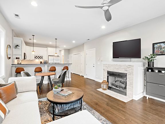 3rd image of 524 N Hermitage Ave APT 6