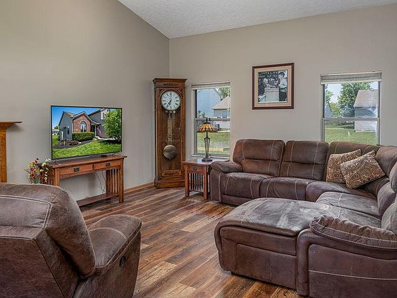 3rd image of 937 Brittany Dr