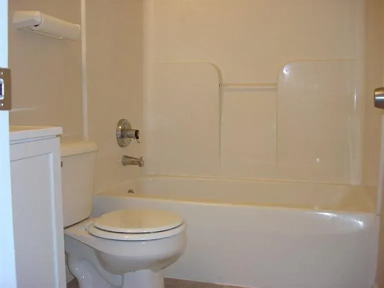 2243 Victor St — Photo 10