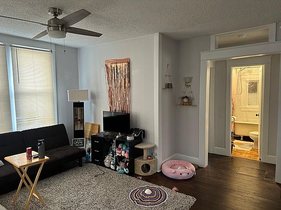 2nd image of 1128 E Walnut St