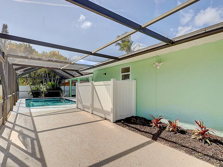 238 SW Grove Ave — Photo 40