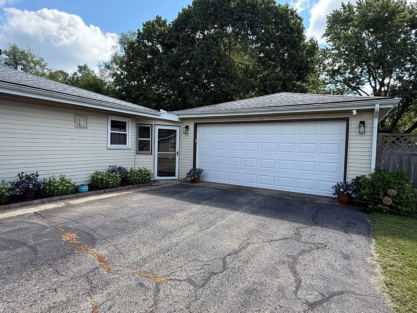 Charming 3-Bedroom Ranch with In-Ground Pool & Large Fenced Yard — Photo 3