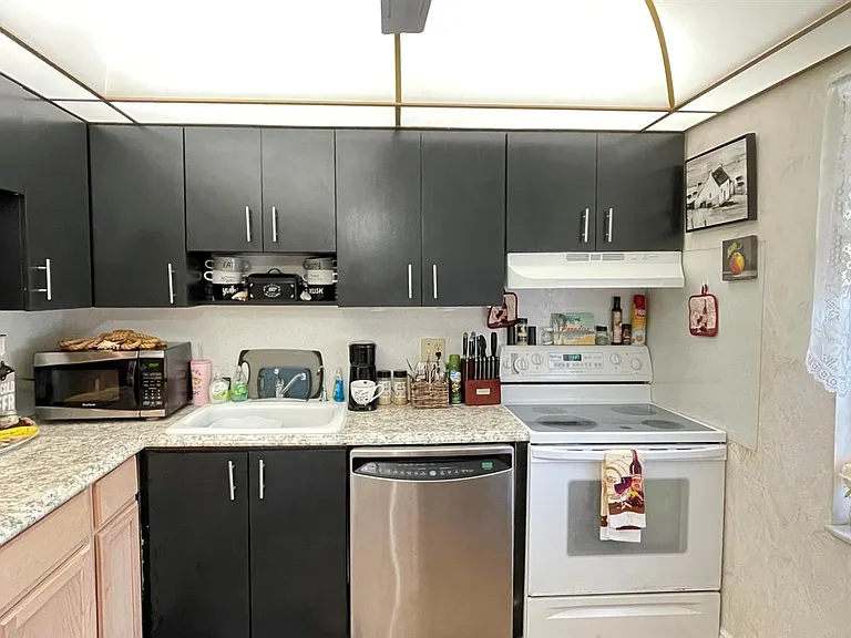 4 Abbey Ln #103 — Photo 3