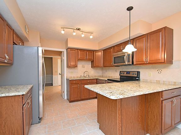 5th image of 28 Woodcrest Dr
