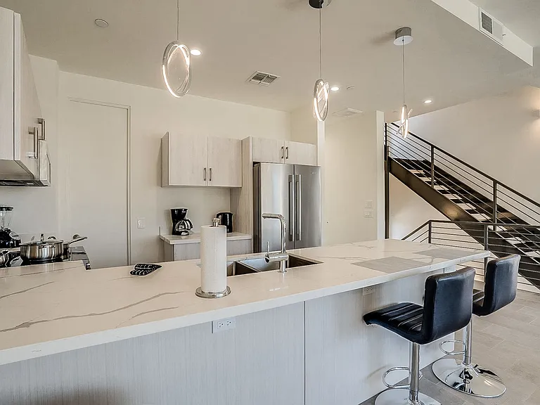 Gourmet preparation island with pendant lighting