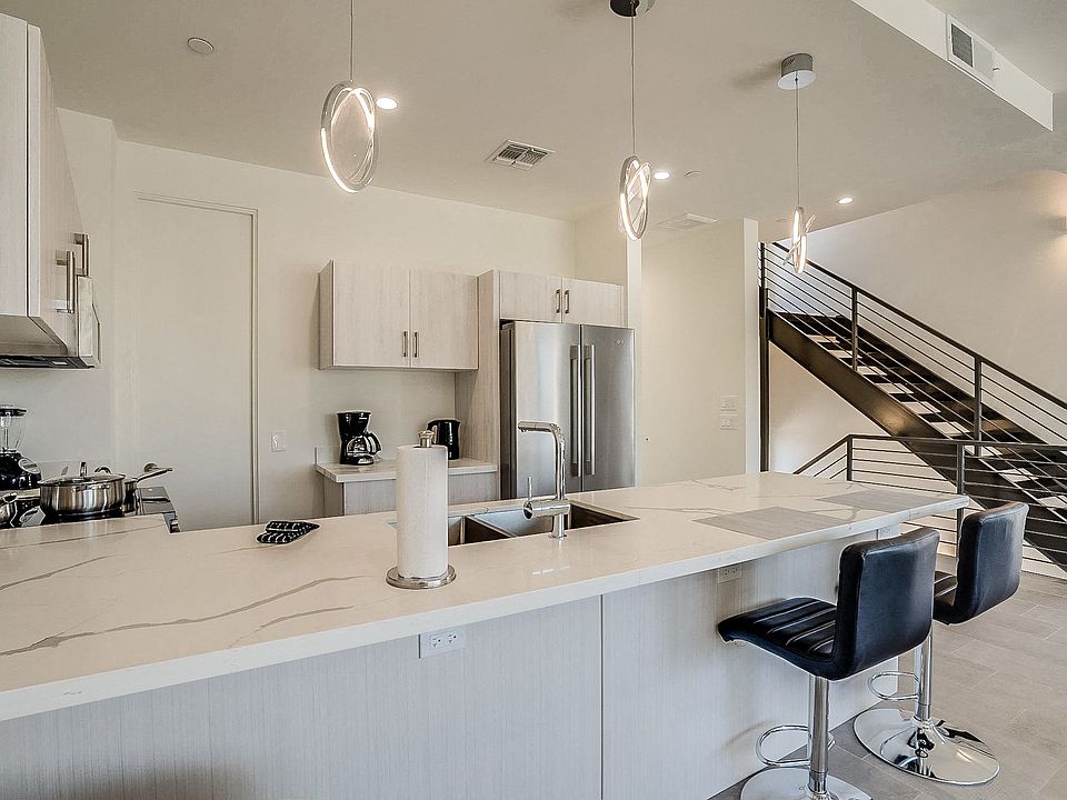 Gourmet preparation island with pendant lighting