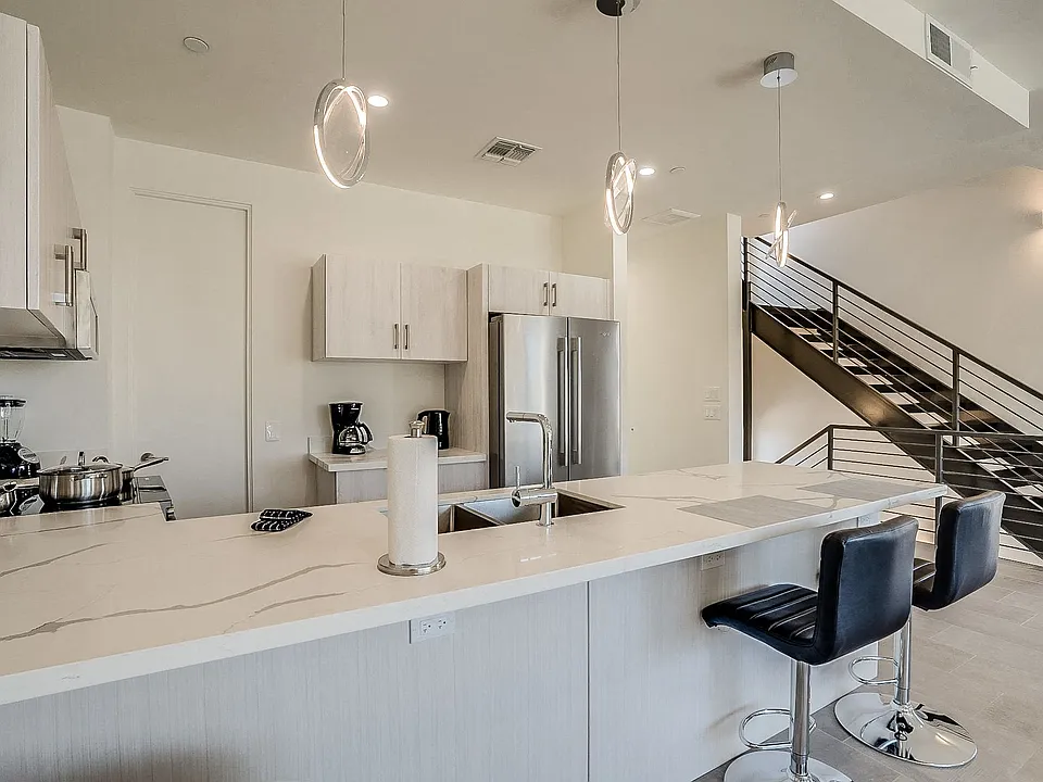 Gourmet preparation island with pendant lighting