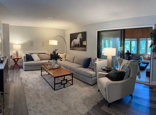 563 Broadway Ave N, Wayzata, MN 55391