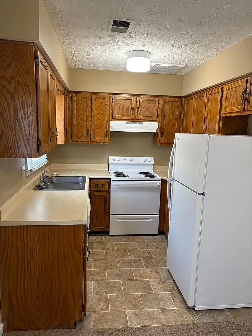 216 Calumet Dr — Photo 1