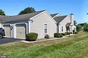1401 Cambridge Ct — Photo 2