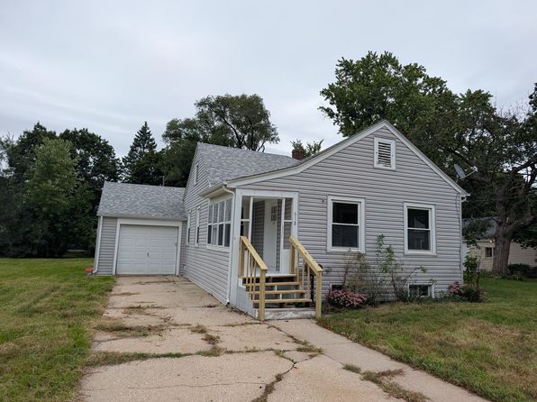 618 Grand Ave, Loves Park, IL 61111 – 3-bedroom rental in Loves Park