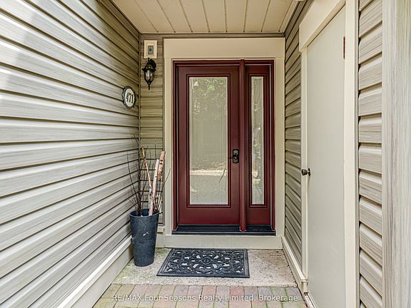 3rd image of 471 Oxbow Cres