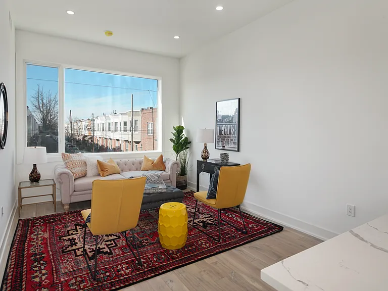 Stunning Apartment on Snyder Ave — Photo 12