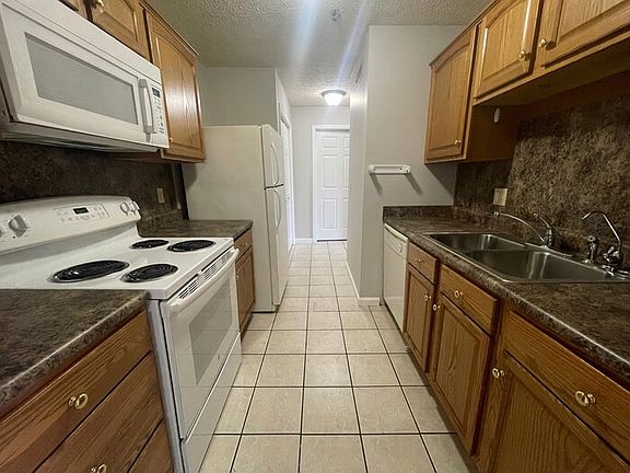 3rd image of 907 E Hackberry St #101