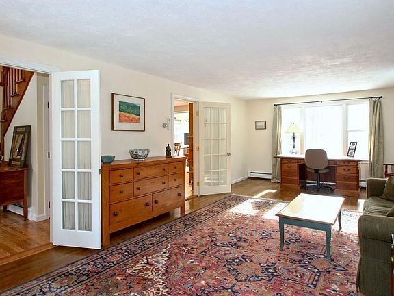 4th image of 11 Lombard Ln