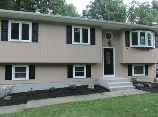 7 Raker Rd, Poughkeepsie, NY 12603