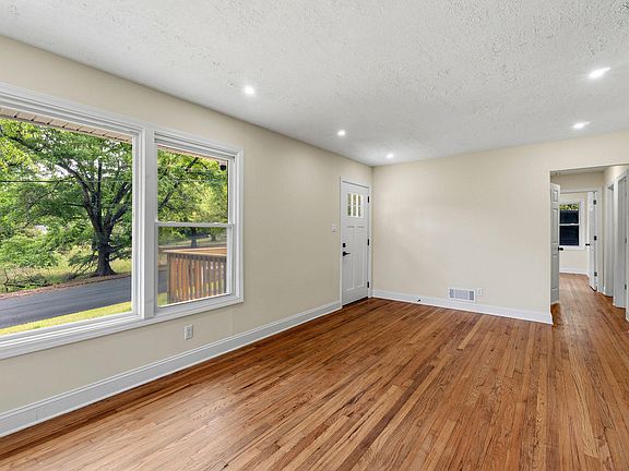 3rd image of 2843 Cornelia Road