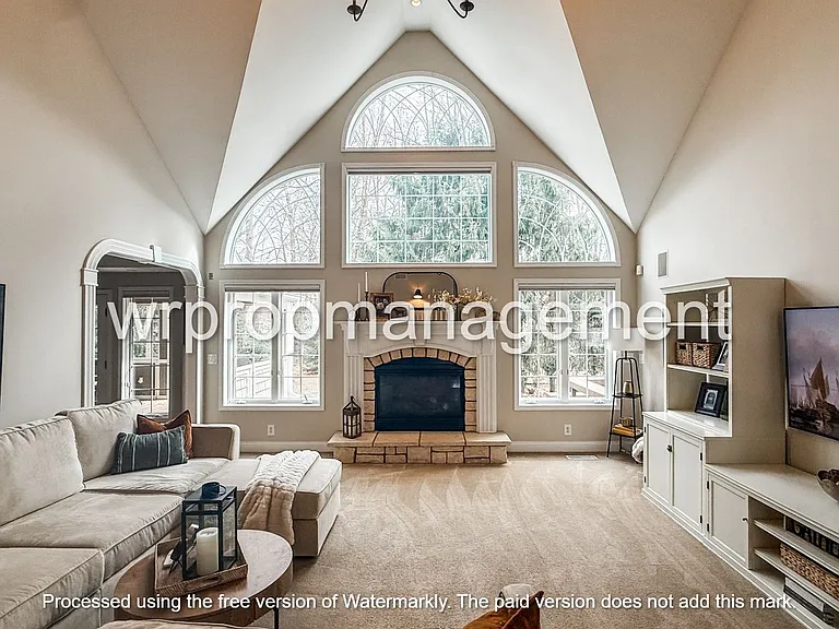 1379 Castlebury Dr — Photo 4