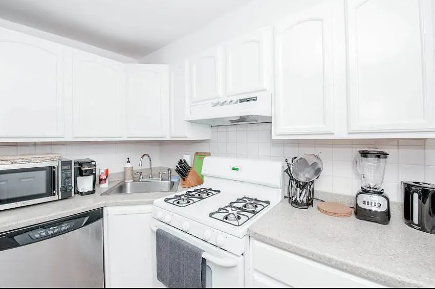 Building Photo - 1310 Wharton St #3F